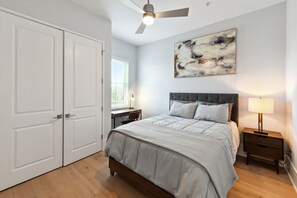 2 bedrooms, desk, iron/ironing board, free WiFi - Beautiful Modern NOLA  Condo- Bywater Area. Off Street Gated & Reserved Parking (New Orleans)