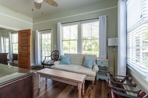 Queen Room with Balcony #3 | 起居區 | 55-吋智慧型電視、數位頻道、電視、印表機