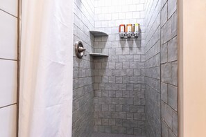 King Suite #1 | Baño | Ducha, artículos de higiene personal gratuitos y secador de pelo