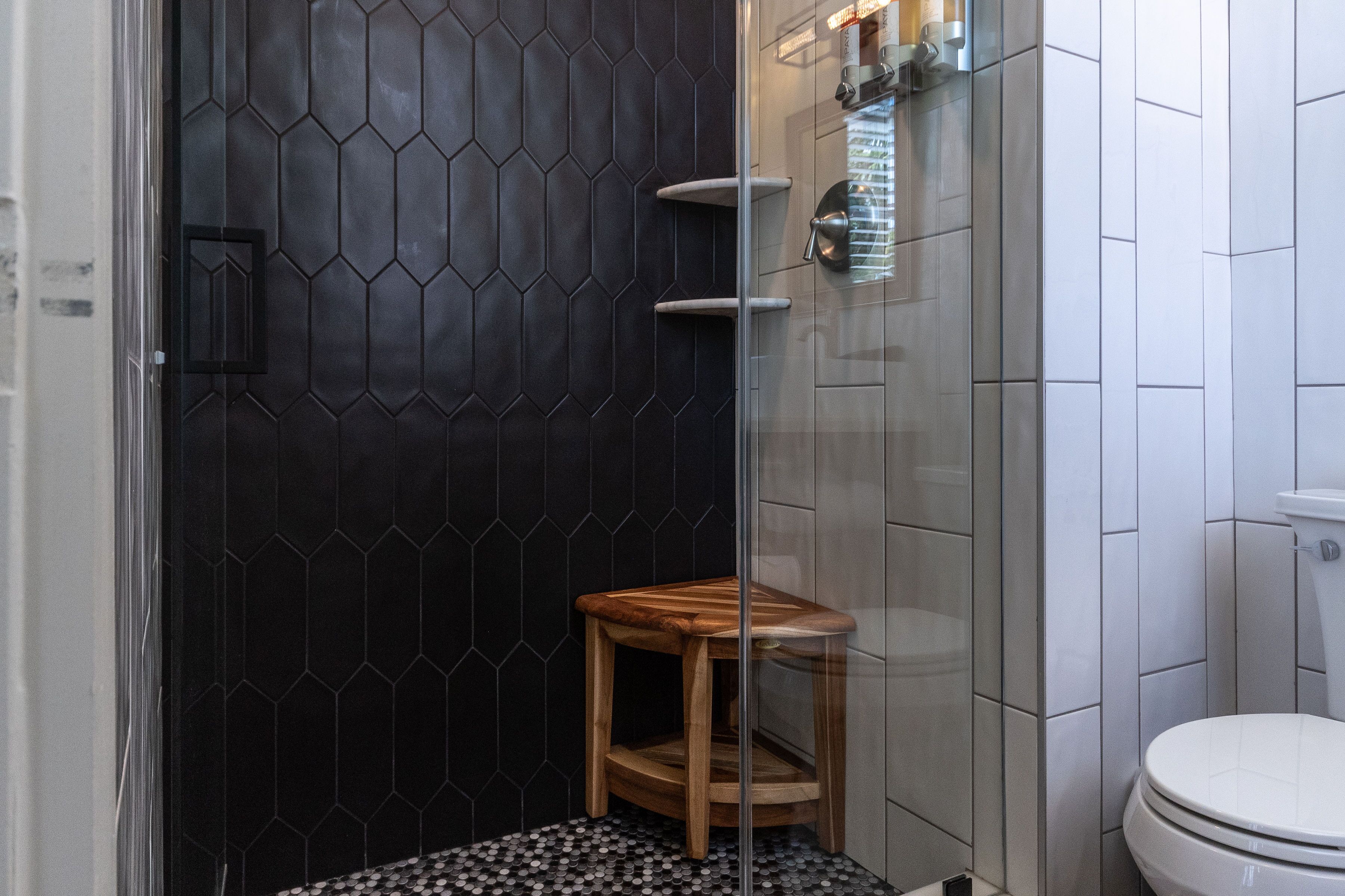 King Room with Balcony #5 | Kamar mandi | Shower, perlengkapan mandi gratis, pengering rambut, dan handuk