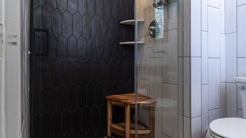 King Room with Balcony #5 | Kamar mandi | Shower, perlengkapan mandi gratis, pengering rambut, dan handuk