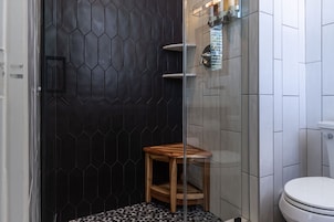 King Room with Balcony #5 | Bathroom | Shower, free toiletries, hair dryer, towels