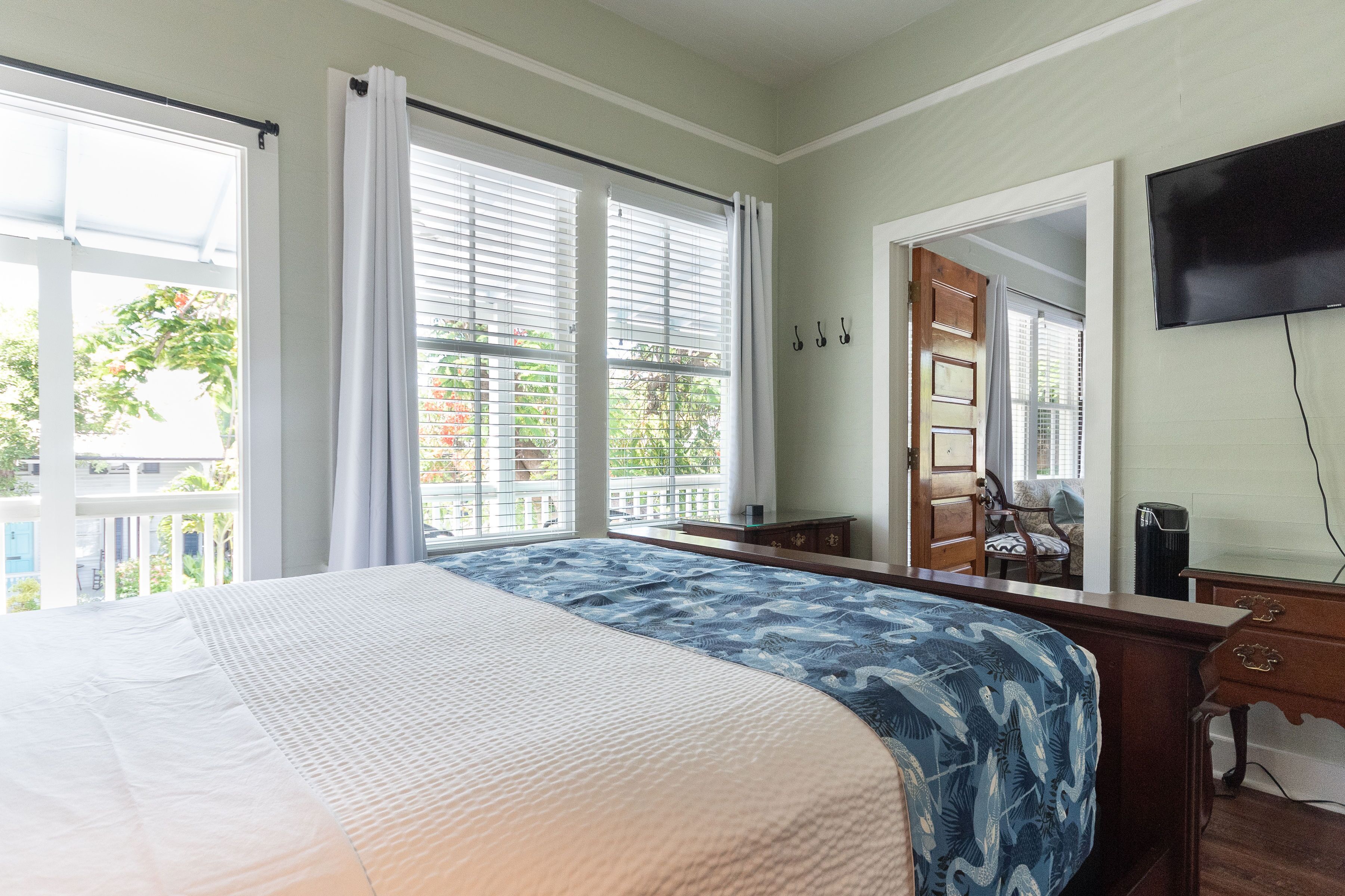 Queen Room with Balcony #3 | Sengetøy av topp kvalitet, senger med overmadrass og safe på rommet