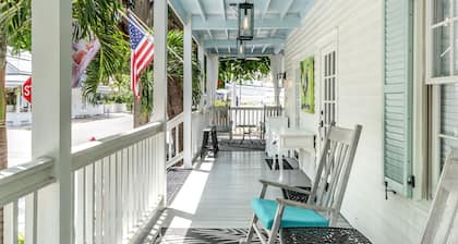 The Porch on Frances Inn