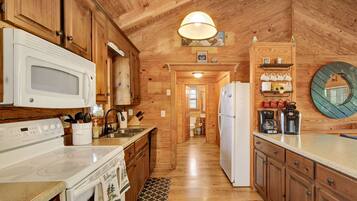 KylskÄp, mikrovÄgsugn, ugn och spishÀll