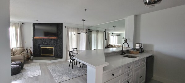 Interior - Newly Renovated 2BR - walk to lift; walk to Stratton Village; easy parking (Stratton)