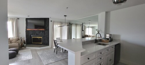 Newly Renovated 2BR - walk to lift;  walk to Stratton Village; easy parking