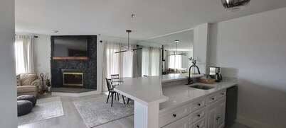 Newly Renovated 2BR - walk to lift; walk to Stratton Village; easy parking