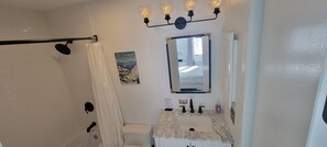 Combined shower/tub, hair dryer, towels, soap - Newly Renovated 2BR - walk to lift;  walk to Stratton Village; easy parking (Stratton)