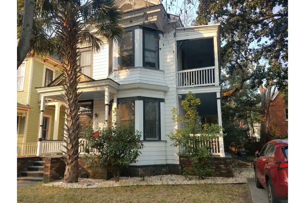 2-bedroom off street parking, heart of Starland.!