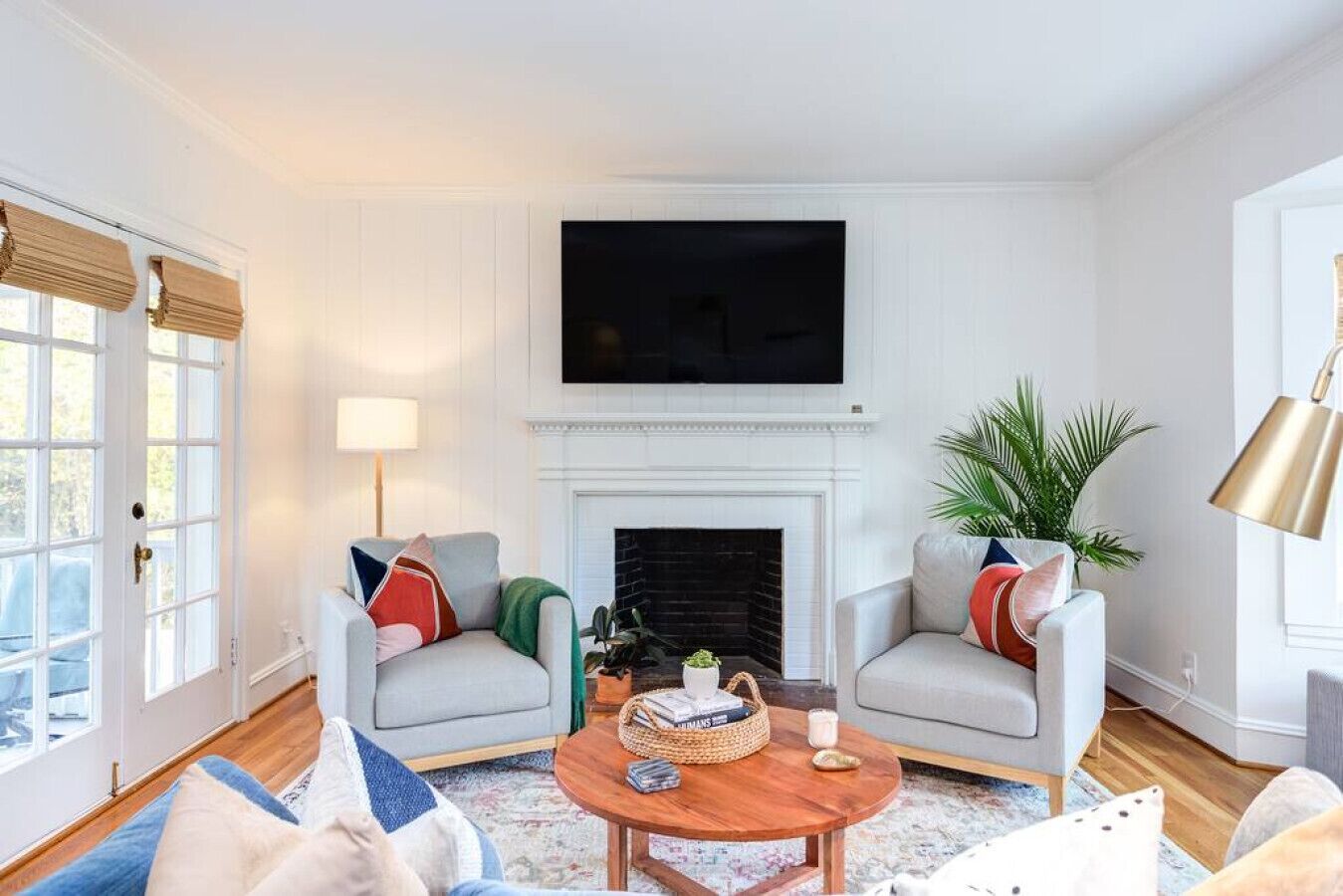 Smart TV, chimenea, libros y biblioteca musical 