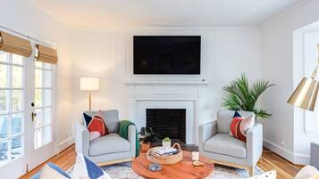 Smart-tv, een open haard, boeken en een muziekbibliotheek