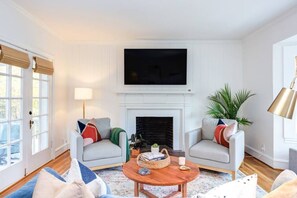 Smart TV, fireplace, books, music library - Luminous Historic Home: Walk to Downtown Graham! (Graham)