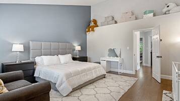 3 bedrooms, in-room safe, desk, free WiFi