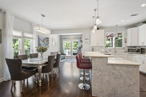 Cheerful 3-Bedroom Townhouse with Indoor Fireplace