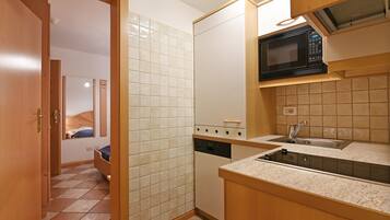 Kühlschrank, Mikrowelle, Herdplatte, Geschirrspüler