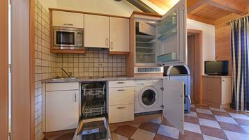 Kühlschrank, Mikrowelle, Herdplatte, Geschirrspüler