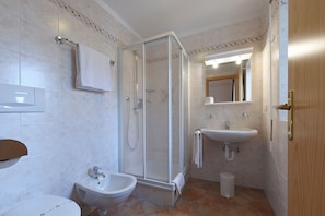 Bathtub, bidet, towels, toilet paper