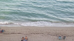 A beach with a sandy shore and gentle waves. - Oceanfront dream condo 2/2 (Hollywood)
