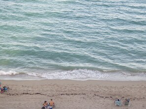 Ubicación a pie de playa, tumbonas y toallas de playa