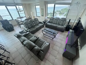 Una Smart TV, una chimenea