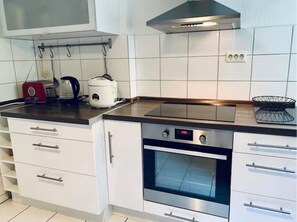 Kühlschrank, Herdplatte, Wasserkocher mit Kaffee-/Teezubehör