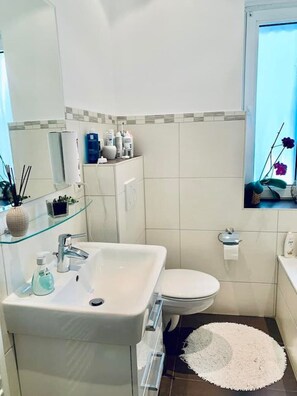 Bathtub, hair dryer, towels, soap - Tolle 60qm Wohnung im Zentrum Dortmunds (Dortmund)