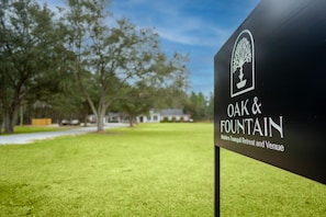 Property grounds - 1 Bedroom Apartment at Oak + Fountain - #7 (Grand Bay)