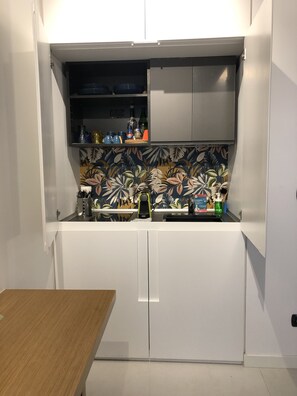 Kühlschrank, Herdplatte, Wasserkocher mit Kaffee-/Teezubehör