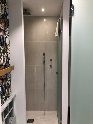 Dusche, Haartrockner, Bidet, Handtücher