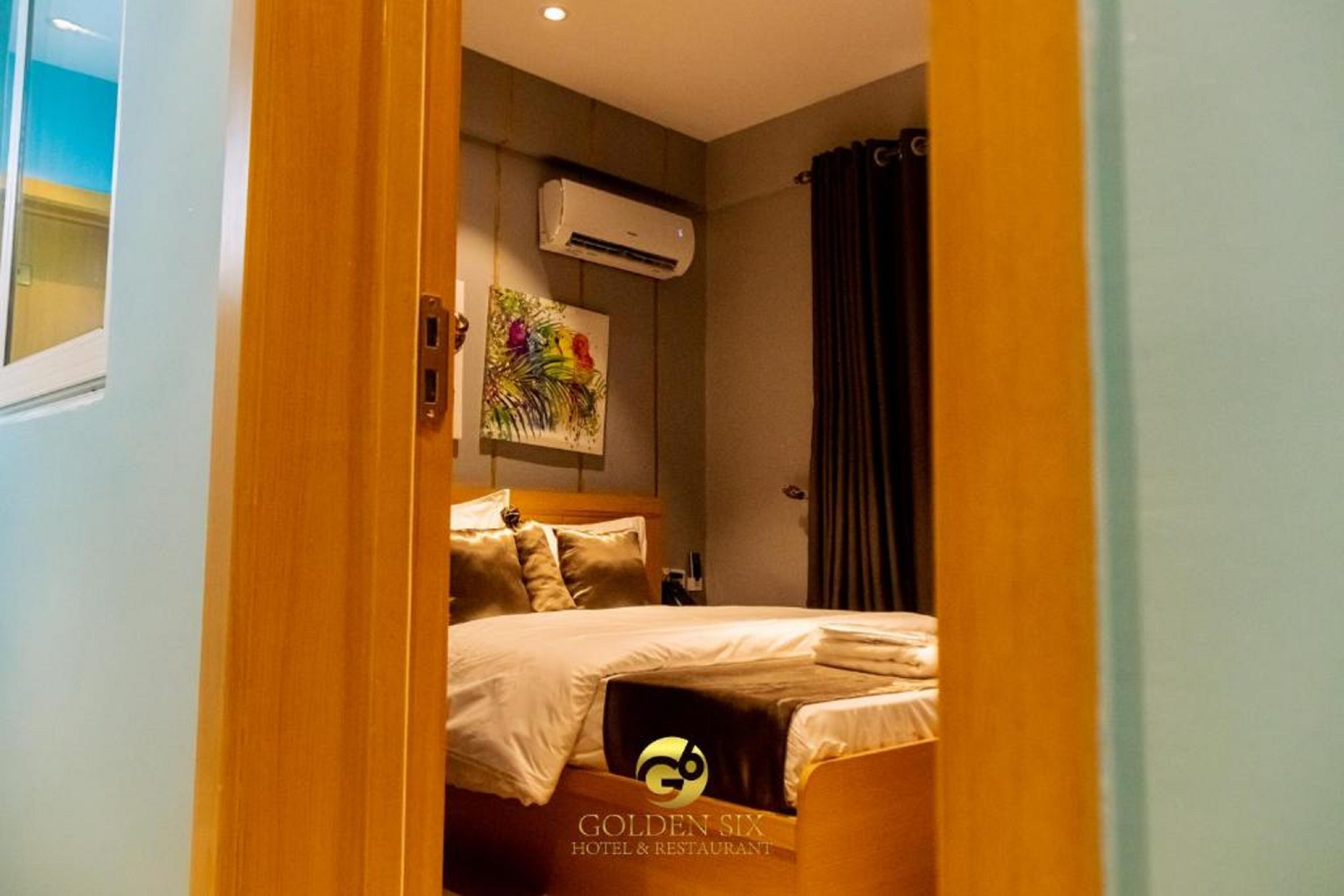 Individuell dekoriert, laptopgeeigneter Arbeitsplatz, kostenloses WLAN