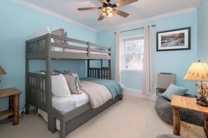3 bedrooms, desk, iron/ironing board, WiFi