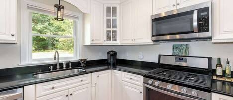 冰箱、微波炉、烤箱、炉灶