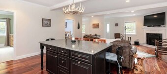 Home Walking Distance to Woodstock & Ice Castles