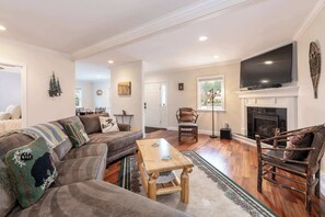 Téléviseur, foyer, chaîne audio, bureau