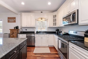 Fridge, microwave, oven, stovetop - Lost River Escape | Near Gorge & Clarks Trading (Woodstock)