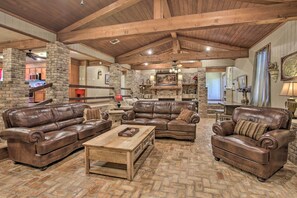Televisión, chimenea, tenis de mesa y libros 