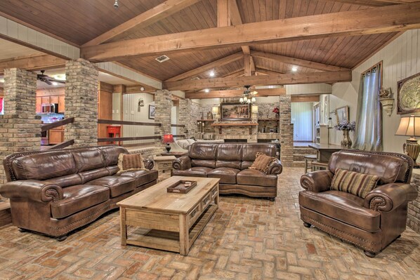 TV, fireplace, ping pong, books