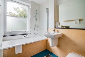 Badewanne, umweltfreundliche Kosmetikartikel, Haartrockner, Handtücher
