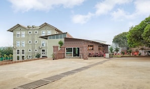 Exterior - Treebo Vhyomaan Resort (Mahabaleshwar)