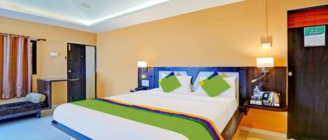 Escritorio y tabla de planchar con plancha