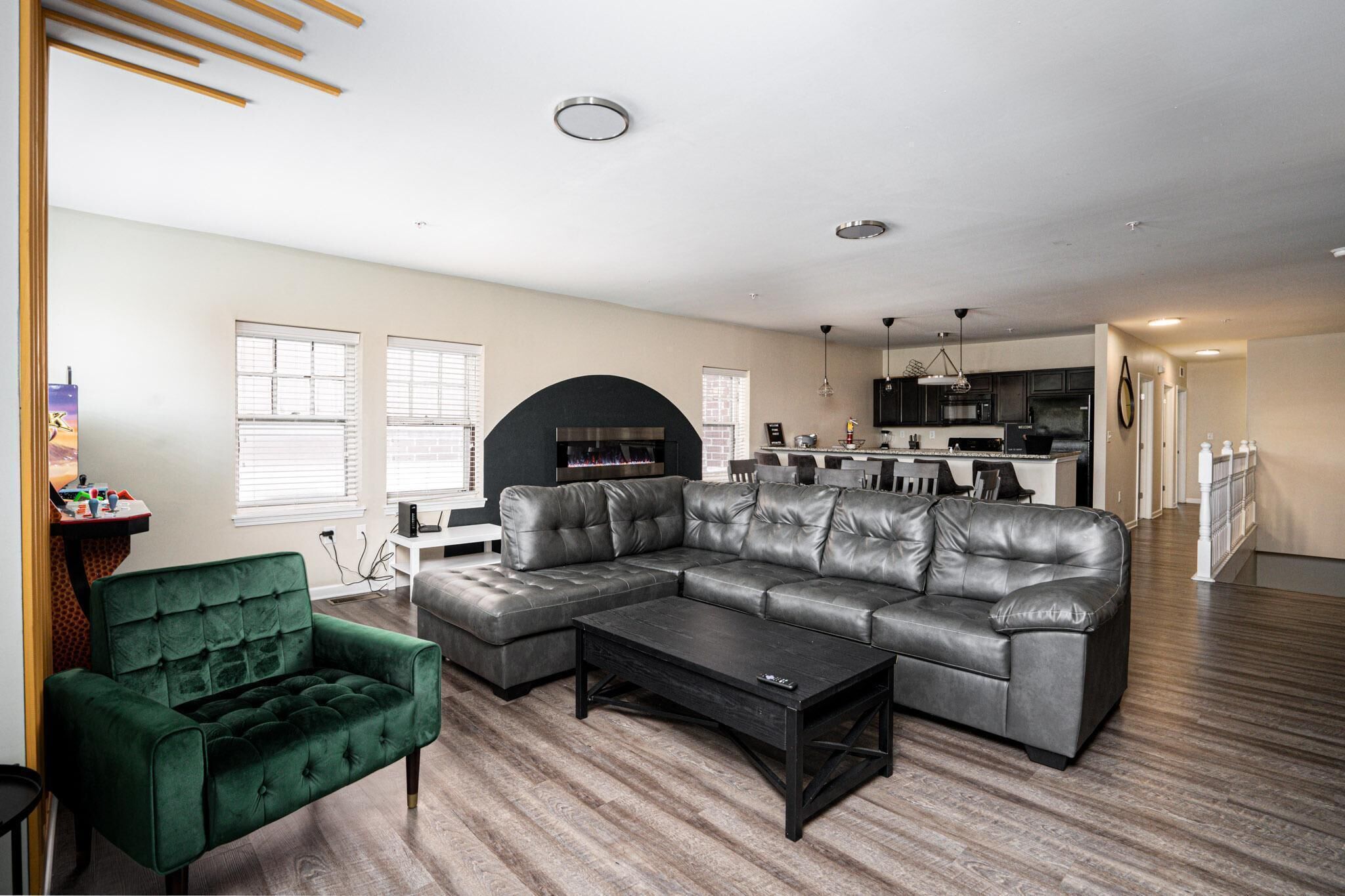 MUST SEE Luxury 4 BDRM Apt. Arcade games/Pool tble