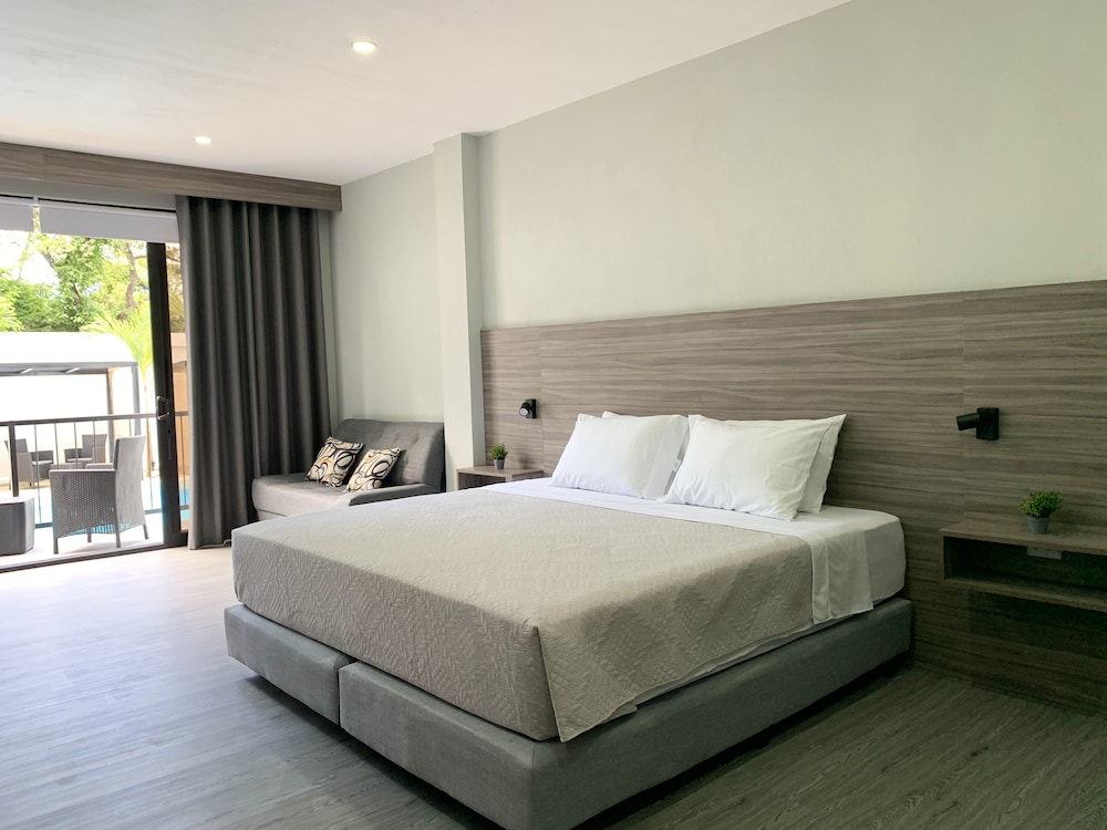 Whitestone Parkview Tamarindo 1 king bed studio w/kitchen 7min walk to