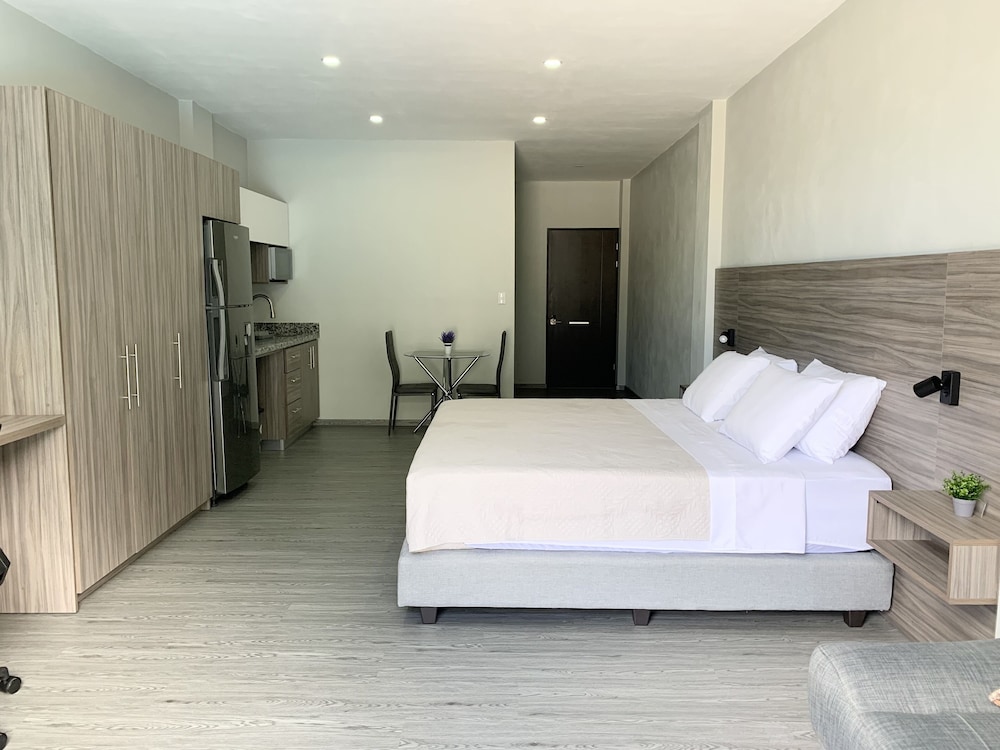 Whitestone Parkview Tamarindo 1 king bed studio w/kitchen 7min walk to