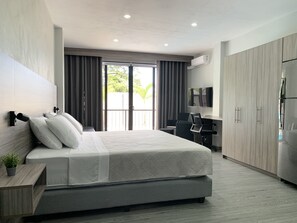 1 slaapkamer, een kluis op de kamer, een bureau