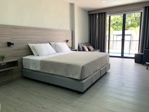 1 habitación, caja de seguridad en la habitación y escritorio
