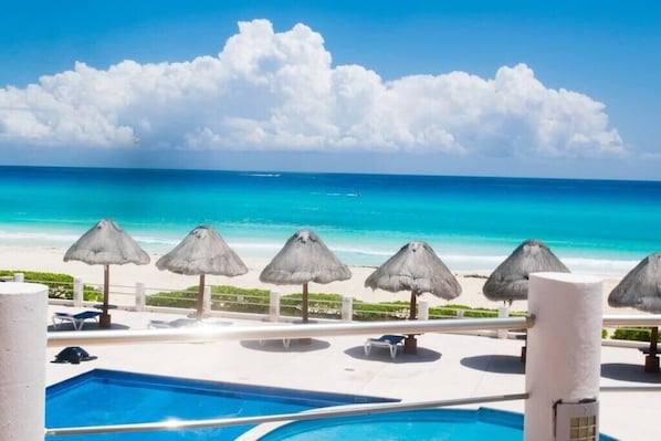 Pool - Stunning beach views, amazing spot at Villas Marlin, steps away from the beach. (Cancún)