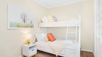 2 slaapkamers, een bureau, een strijkplank/strijkijzer, reisbedje