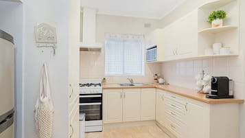 Een koelkast, een microgolfoven, een kookplaat