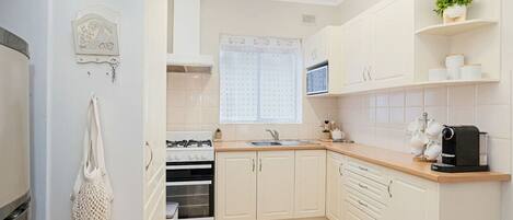 Refrigerador, microondas, parrilla de estufa y cafetera y tetera